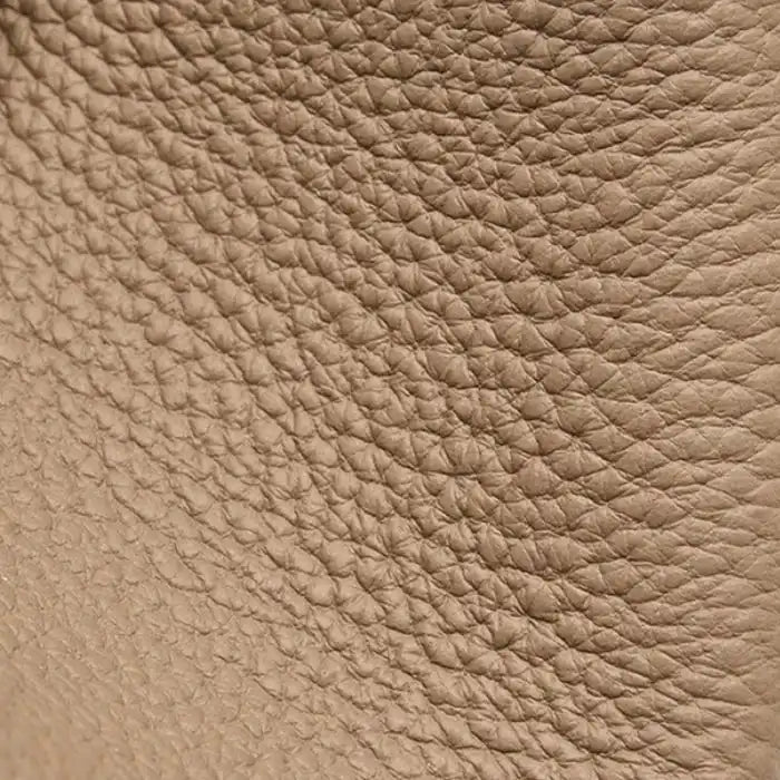 Natural leather texture in gray tone, showing details and characteristic pattern that highlight its quality and finish.