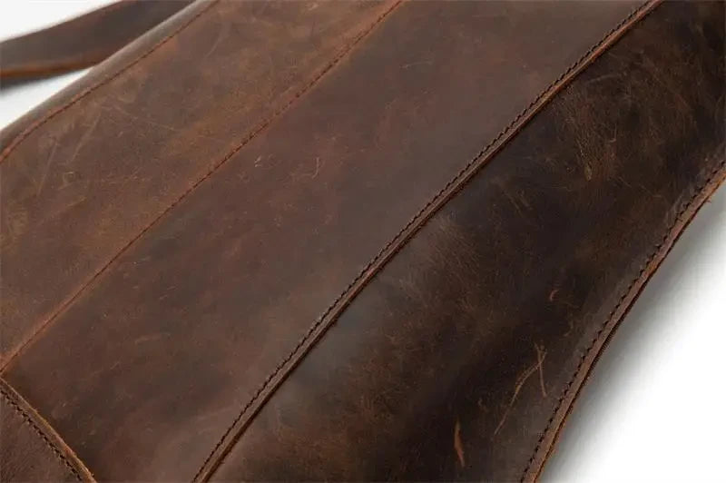 a brown leather bag, highlighting its finish, color and textures. 