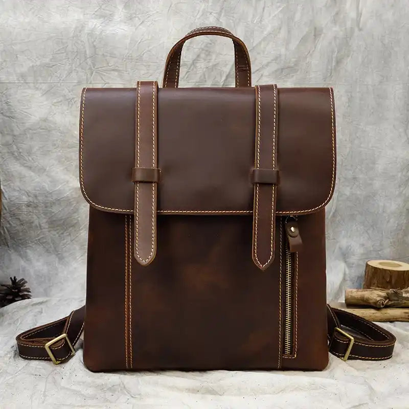 Brown leather backpack with an elegant and functional design, with front zipper, classic style and durability.