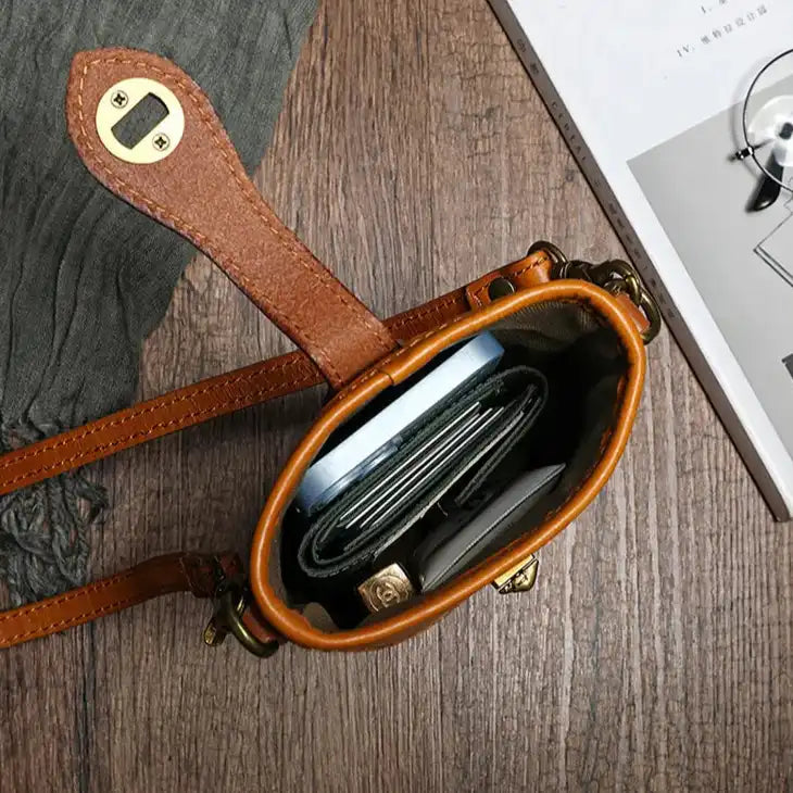  interior of a brown leather bag, with compartments for cards and personal items, perfect for everyday use and elegant style.
