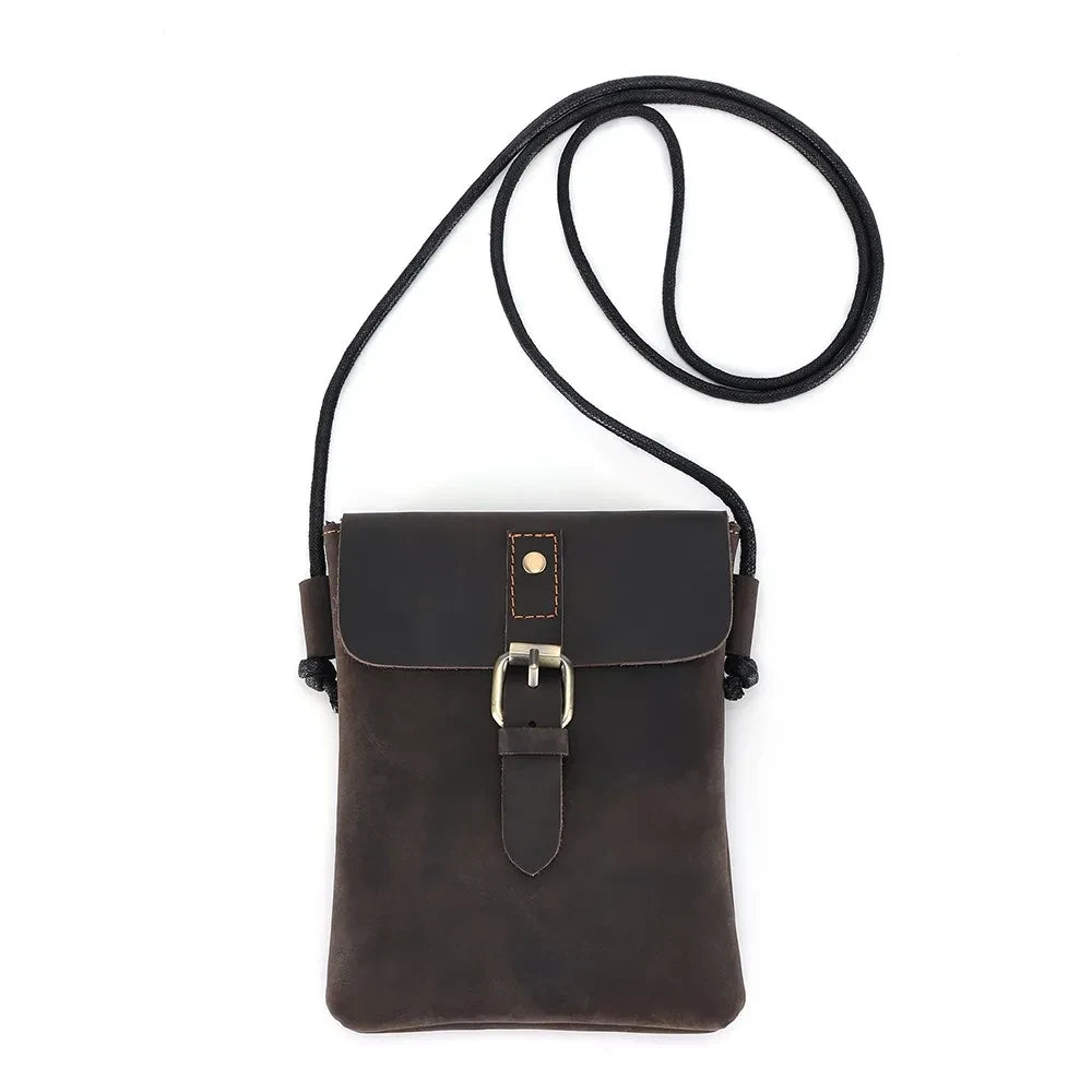 Brown leather crossbody bag with long straps and vintage clasp. Ideal for those looking for style and practicality.