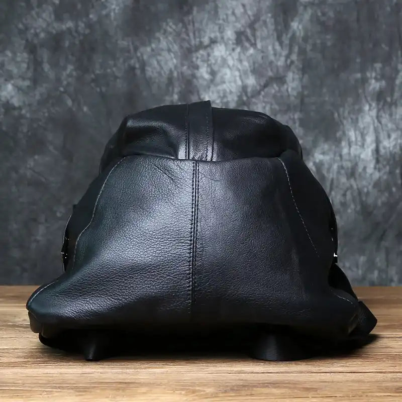 Elegant and modern black leather bag, featuring a sophisticated and durable design.