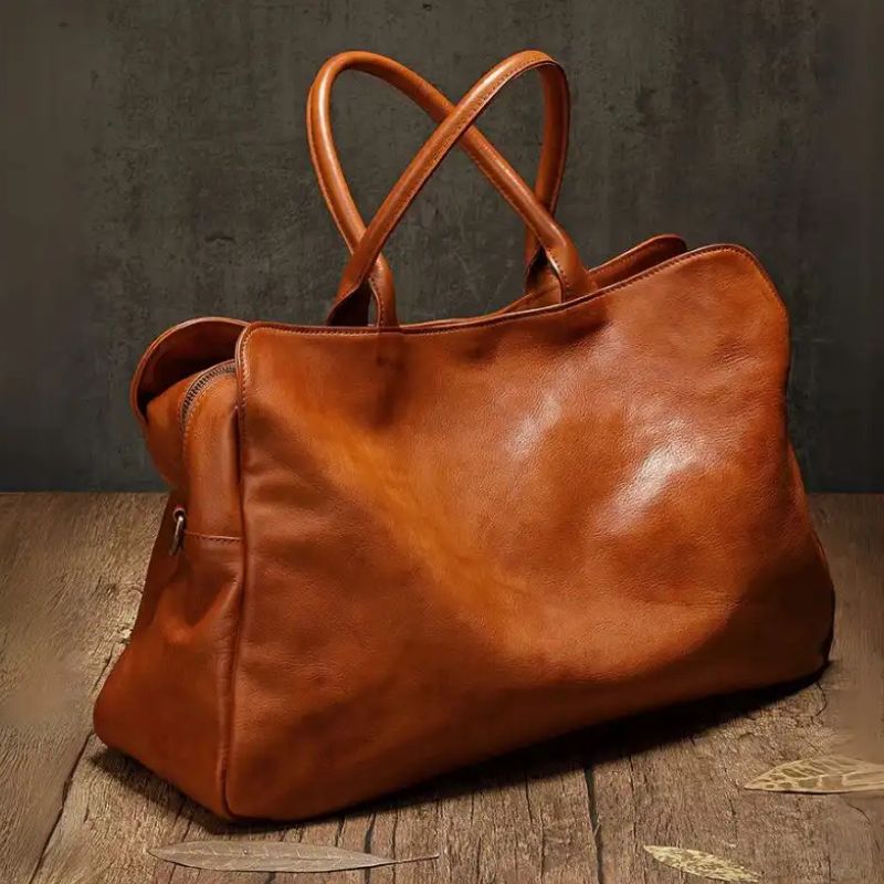 Elegant brown leather bag with long handles. Sophisticated design and ample space for personal items.