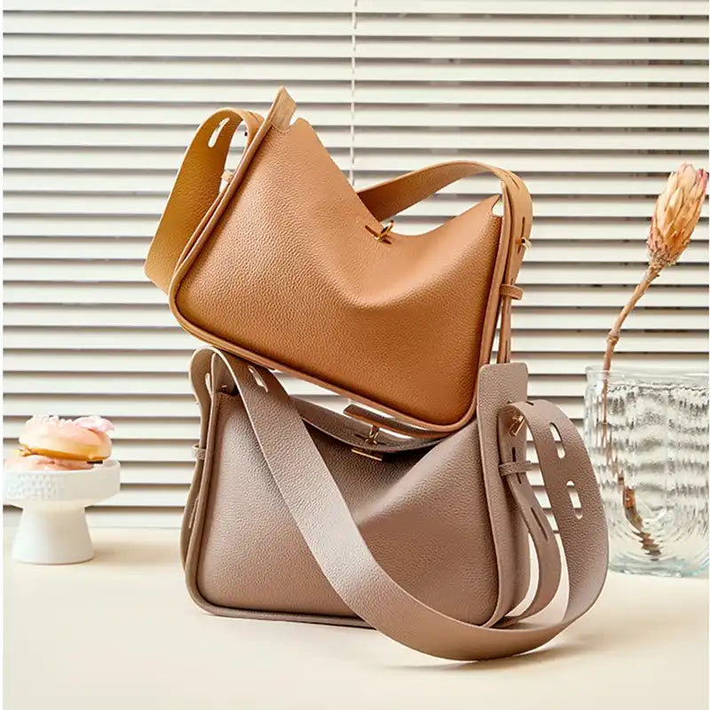 Display of two elegant leather bags in shades of brown, highlighting their modern and sophisticated design.