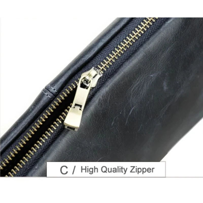 Detail of a high-quality zipper on a blue leather clutch. The highlight is the robust closure that ensures durability and style.